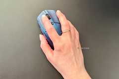 Main sur la souris de jeu sans fil HyperX Pulsefire Haste 2 S.