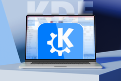 Ordinateur portable montrant le logo KDE à l'écran, avec un fond bleu et violet et 'KDE' en grandes lettres derrière lui_